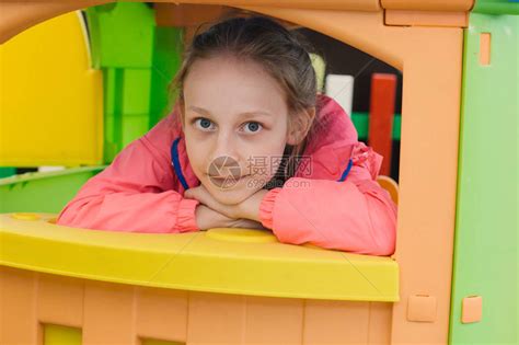 小女孩在儿童室里玩具游戏高清图片下载 正版图片505284809 摄图网