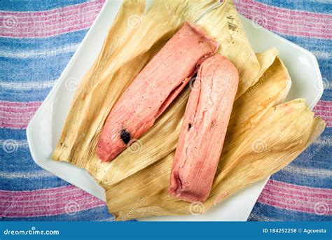 Tamale Dulce Hecho Con Masa De Maíz Con Pasas Y Fresa O Foto de