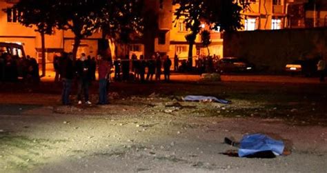 Sokak ortasında nedenini anlayamadığımız bir sebepten adam kadını acımasızca dövüyor. Adana'da iki kadın sokak ortasında öldürüldü