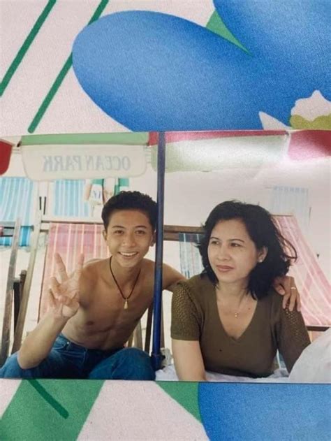 Bộ ảnh lãng mạn được thực hiện nhằm kỷ niệm tròn 8 năm kết hôn và chung sống hạnh phúc. Hứa Minh Đạt lần đầu khoe nhan sắc mẹ ruột thời trẻ cùng ...