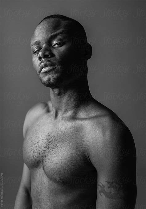 Young Black Nude Defiant Man Looking At Camera Del Colaborador De