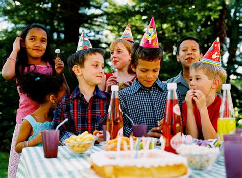 Disfruta creando divertidos salvamanteles, bonitos posavasos, simpáticos gorros u originales guirnaldas para decorar el lugar de celebración. Cómo montar la mejor fiesta de cumpleaños para niños de 8 ...