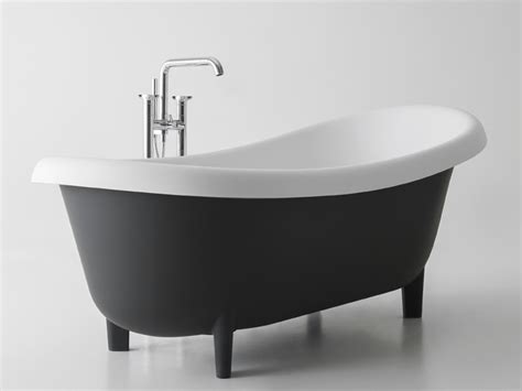 A bathtub, also known simply as a bath or tub, is a container for holding water in which a person or animal may bathe. Badewannen Welches Material ist das richtige? - bauen.de