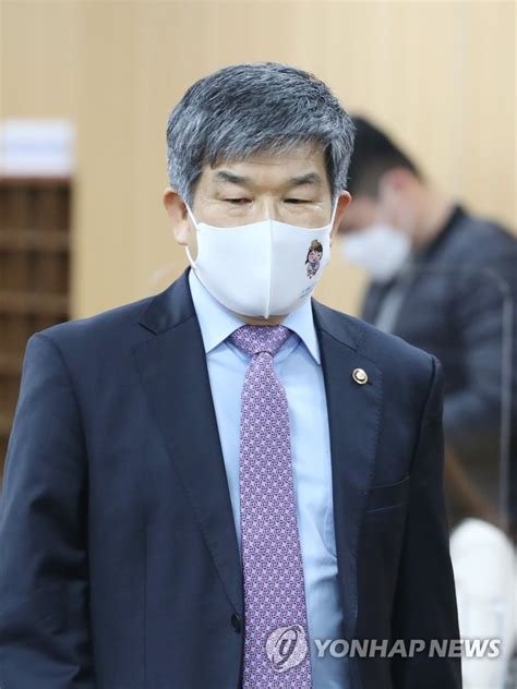 '부동산 투기 의혹' 김기표 청와대 반부패비서관 사퇴. 사회관계장관회의 참석하는 김기표 권익위 부위원장 | 연합뉴스