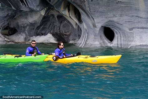 Un Par De Kayaks En Las Aguas Del Lago General Carrera Alrededor De Las