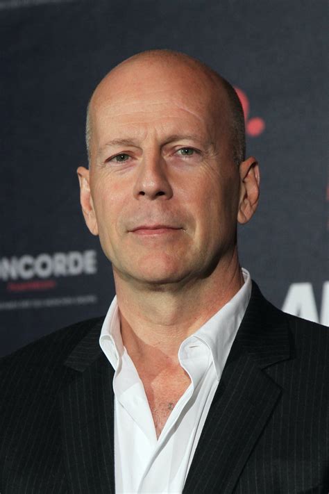 Lo Viral Sacan A Bruce Willis De Una Farmacia Por Negarse A Usar