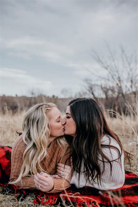 cute lesbian couples lesbian engagement pictures engagement photo poses lesbians kissing