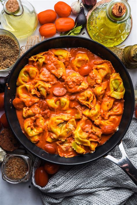 Tomate Mozzarella Tortellini mit Basilikum