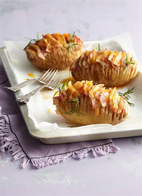 Hasselback- Kartoffeln mit Speck und Käse Bilder kaufen 13480382