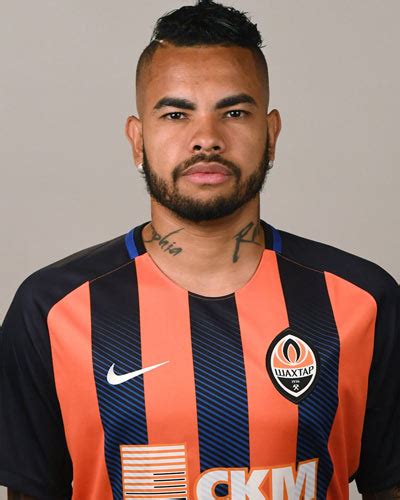Für die niederlande steht die siegesserie bei 3 spielen. Dentinho
