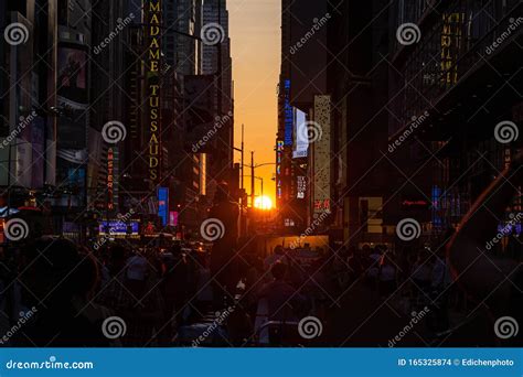 Full Sun Manhattanhenge Appear In Midtown Times Square Editorial Stock