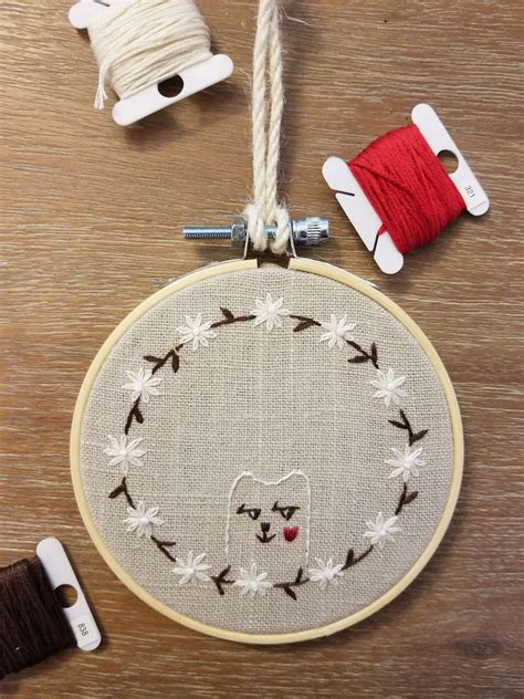 Click through and see this curated list of modern cat embroidery patterns to stitch! Cat French Embroidery in 2020 | Lazy daisy stitch, Flower wreath, Embroidery