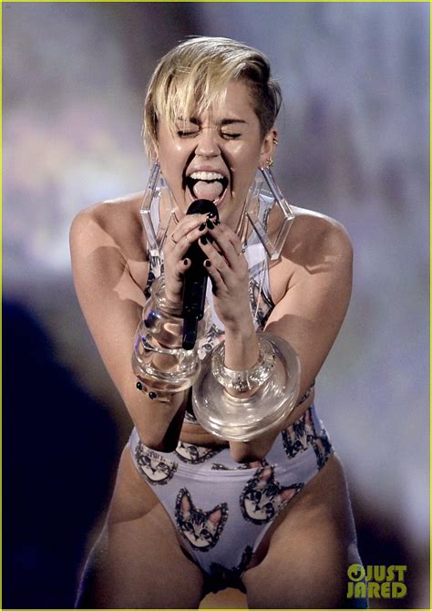 Miley Cyrus Sings With Lip Syncing Cat At Amas 2013 Video Photo
