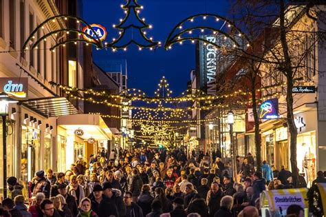 Ist nikolaustag und da kommt er nikolaus bringt eine kleinigkeit im stiefel/schuh und kinder finden es in der früh des 6.12. Nikolaus kommt per Schiff