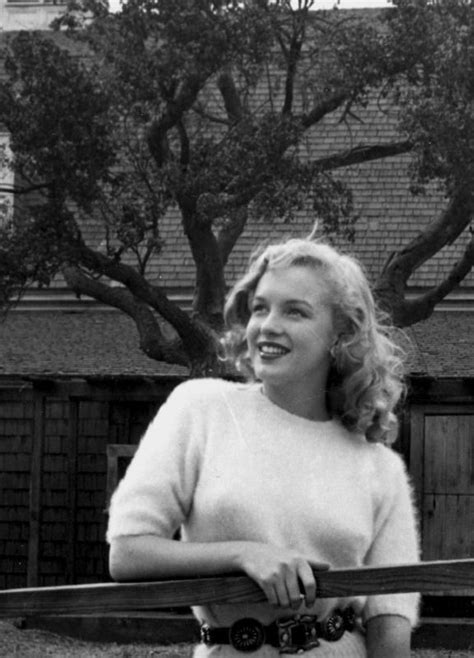 marilyn monroe at the 20th century fox lot in 1947 outdoor modeling 20th century fox marilyn
