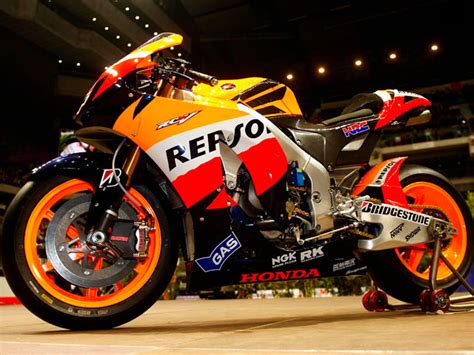Marc marquez and rookie alex marquez unveiled the 2020 livery of the honda rc213v motogp machine in jakarta indonesia ahead of the first official after taking a record 25th manufacturers title as part of their third straight triple crown in the highest level of motorcycle racing, the repsol honda. Presentación del equipo Honda Repsol de MotoGP ...