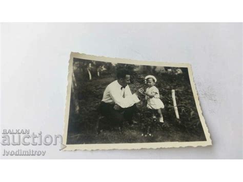Снимка София Мъж и малко момченце в градината 1935 Стари снимки Изделия от хартия