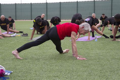 retired combat medic teaches soldiers resiliency through yoga u s army central news u s