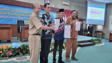 Penjabat Bupati Kulon Progo Tri Saktiyana Menyerahkan Sppt Pbb P2 2023