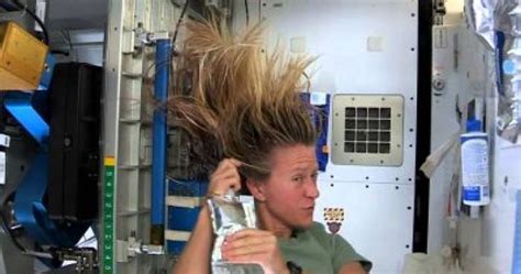 Astronaut Shows How You Wash Hair In Space Klipland Com