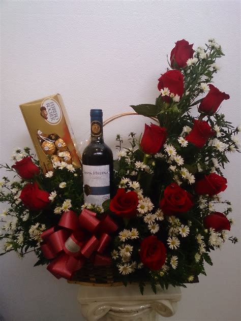 Arreglo De Rosas Rojas Con Chocolates Y Vino Valentine Flower