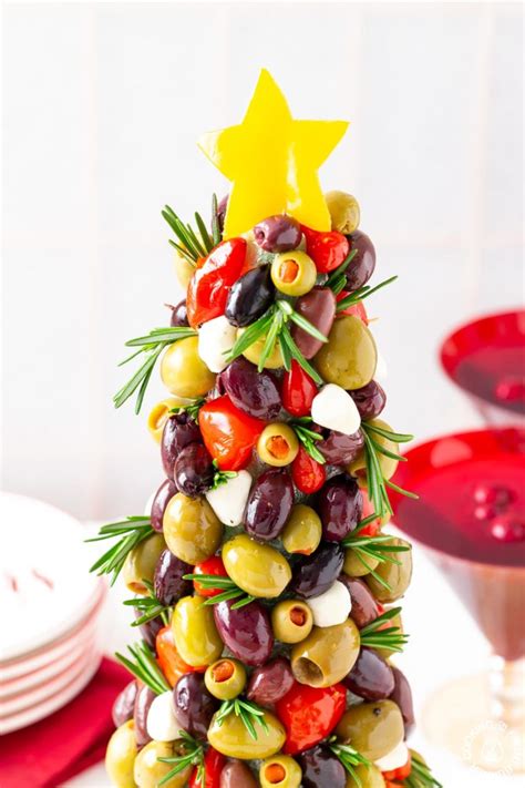 This article will offer you 10 easy party appetizers for christmas. Easy Cheesy Christmas Tree Shaped Appetizers - Christmas Tree Cheese Ball Recipe - zinaparomichoacan