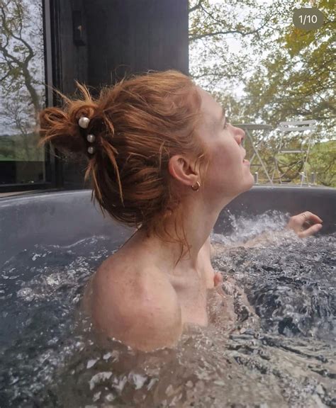 آنجلا اسکنلون ستاره One Show پس از انتشار یک عکس برهنه وان آب گرم اینترنت را شکست