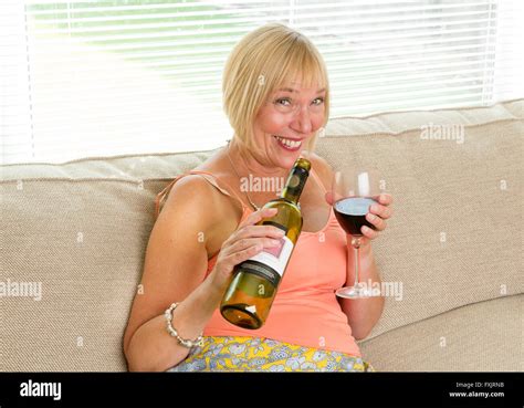 Mujer borracha fotografías e imágenes de alta resolución Alamy