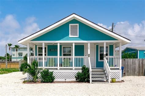 Contohnya saja rumah minimalis, kebanyakan pasti akan memilih warna putih. 10 Warna Cat Dinding Luar Rumah yang Cerah Terfavorit