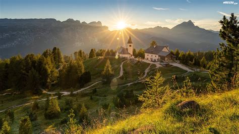 Góry Dolomity Wzgórze Kościół św Krzyża Promienie Słońca Alta