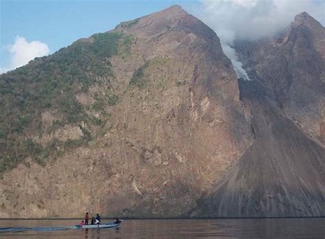 Ini foto tentang hitam dan putih, lahar, maui. Gunung Batu Tara, Wisata Paling Unik di Indonesia ...