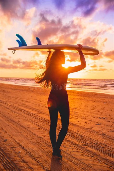 Photos De Femme Avec La Planche De Surf Photos De Stock