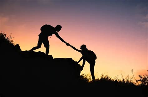 Teamwork Couple Helping Hand Trust In Inspiring Mountains — Stock Photo