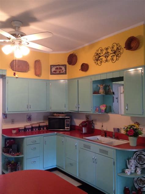 Are white cabinets still in? Pin by Nancy Reppert on For the Home | 50s style kitchens ...