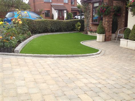Nice Light Coloured Curved Driveway With The Borders To The Front