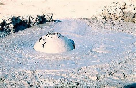 Os combates entre armenia y azerbaiyán por el montañoso enclave en disputa están causando una catástrofe humanitaria y pueden arrastrar a rusia y turquía a otro enfrentamiento. Mud Volcano Hubble burbuja Azerbaiyán | Sopka, Bahno, Chile