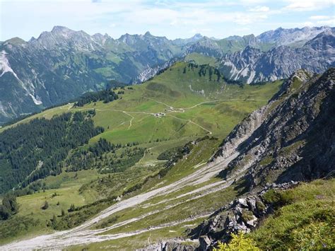 Mitten im wunderschönen zillertal und nur 1,5 km vom ortszentrum mayrhofen entfernt, befindet sich unser gemütliches haus bergblick. Haus Bergblick