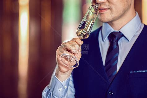 商务男性举杯喝香槟高清图片下载 正版图片501407962 摄图网