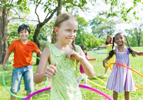 Niños Alegres Están Jugando En El Parque En Un Banco Verde Foto De