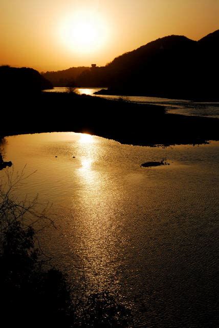 こだわり日記 普通じゃつまらない 川面に輝く金色の夕日