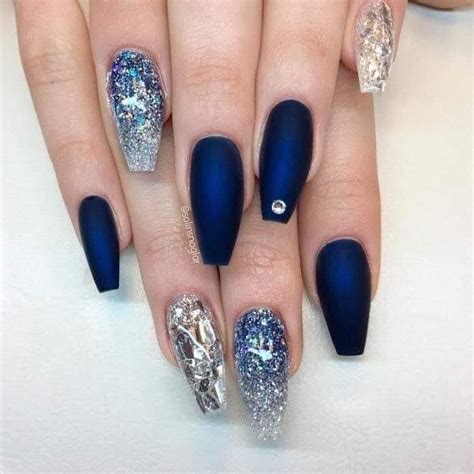 Espectacular diseño de uñas decoradas con esmalte azul marino, . Pin de Diana en Uñas | Uñas azules, Uñas acrilicas azules ...