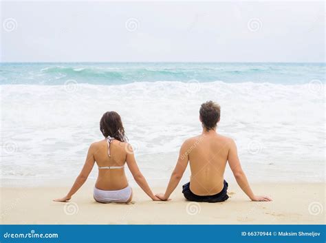 Jonge Paarzitting Op Het Strand Stock Foto Image Of Kaukasisch Meisje