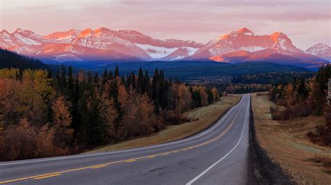 Droga w kierunku Gór Skalistych w Kanadzie
