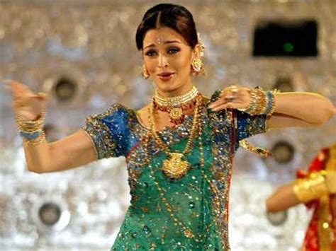 Rare And Unseen Pictures Of Aishwarya Rai Bachchans Stage Performances