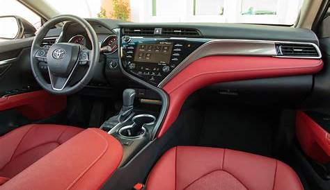 2018 Toyota Camry XSE front interior 01 - Motor Trend en Español
