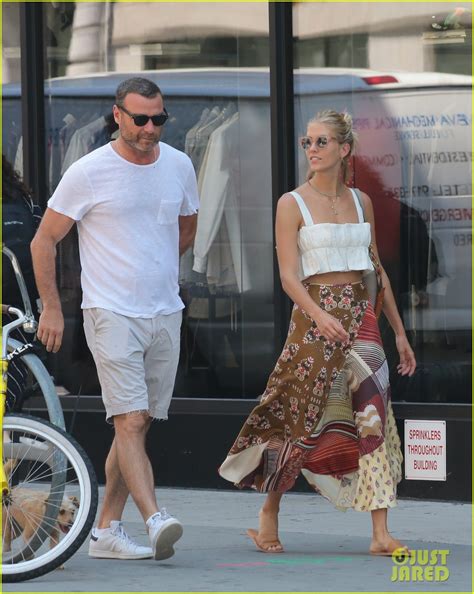 Bekijk een collectie van liev schreiber out about los angeles foto's en redactionele stockafbeeldingen. Liev Schreiber & Girlfriend Taylor Neisen Walk Their Dog ...