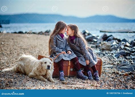 Dos Peque As Hermanas Gemelas En Un Paseo Con El Perro En La Playa Foto De Archivo Imagen De