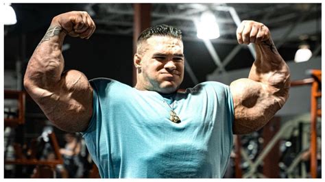 nick walker shows off his impressive arms and chest at the 2022 mr olympia contest prep