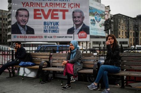 Twee groepen van in totaal zo'n tweehonderd nederlanders zitten al meer dan een dag vast op twee luchthavens in turkije. Turkse Nederlanders al maanden vastgehouden in Turkije ...