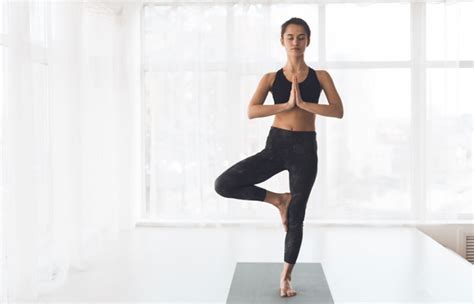 Los Beneficios De La Postura Del árbol En Yoga